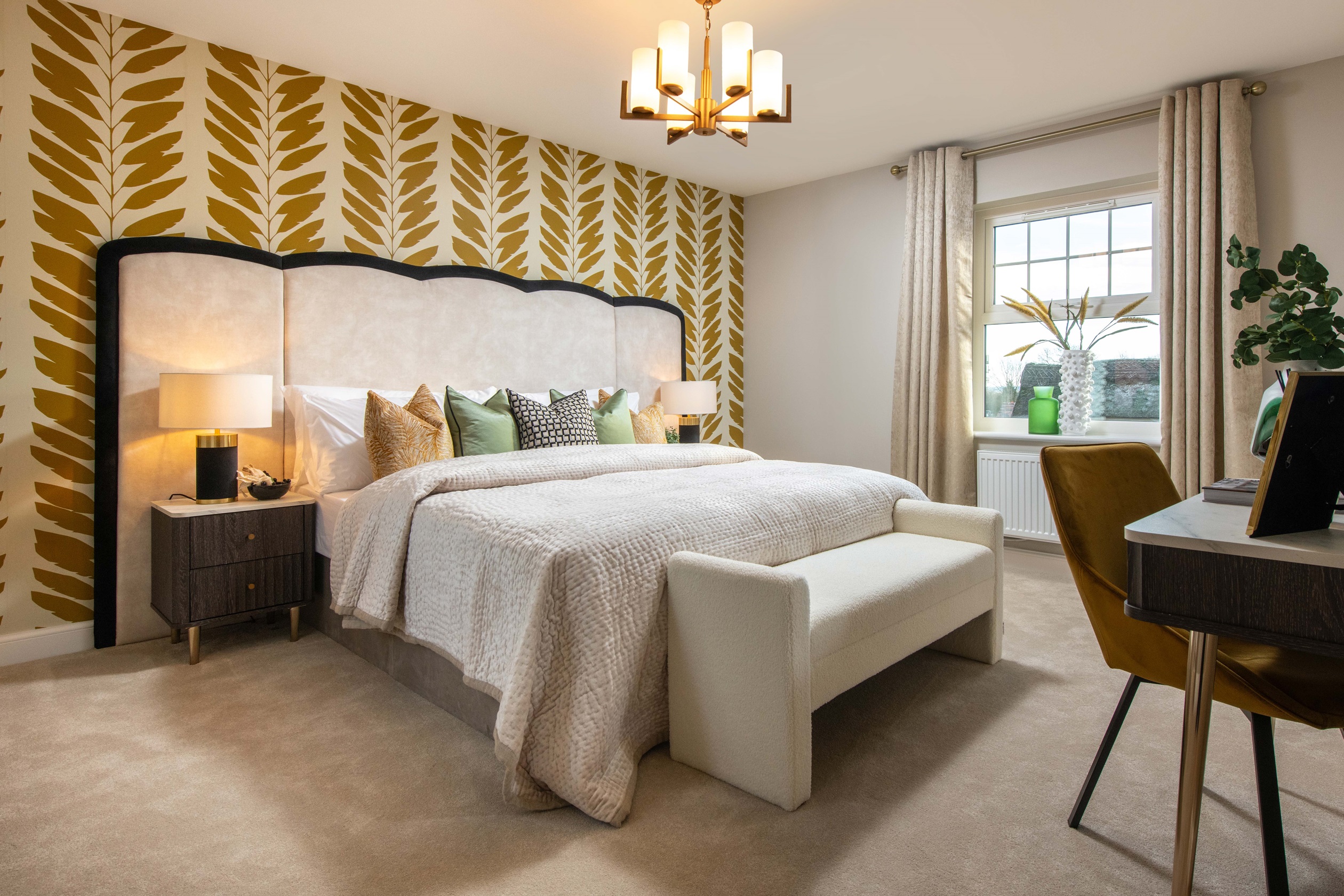 MAIN BEDROOM WITH EN SUTE & DRESSING AREA