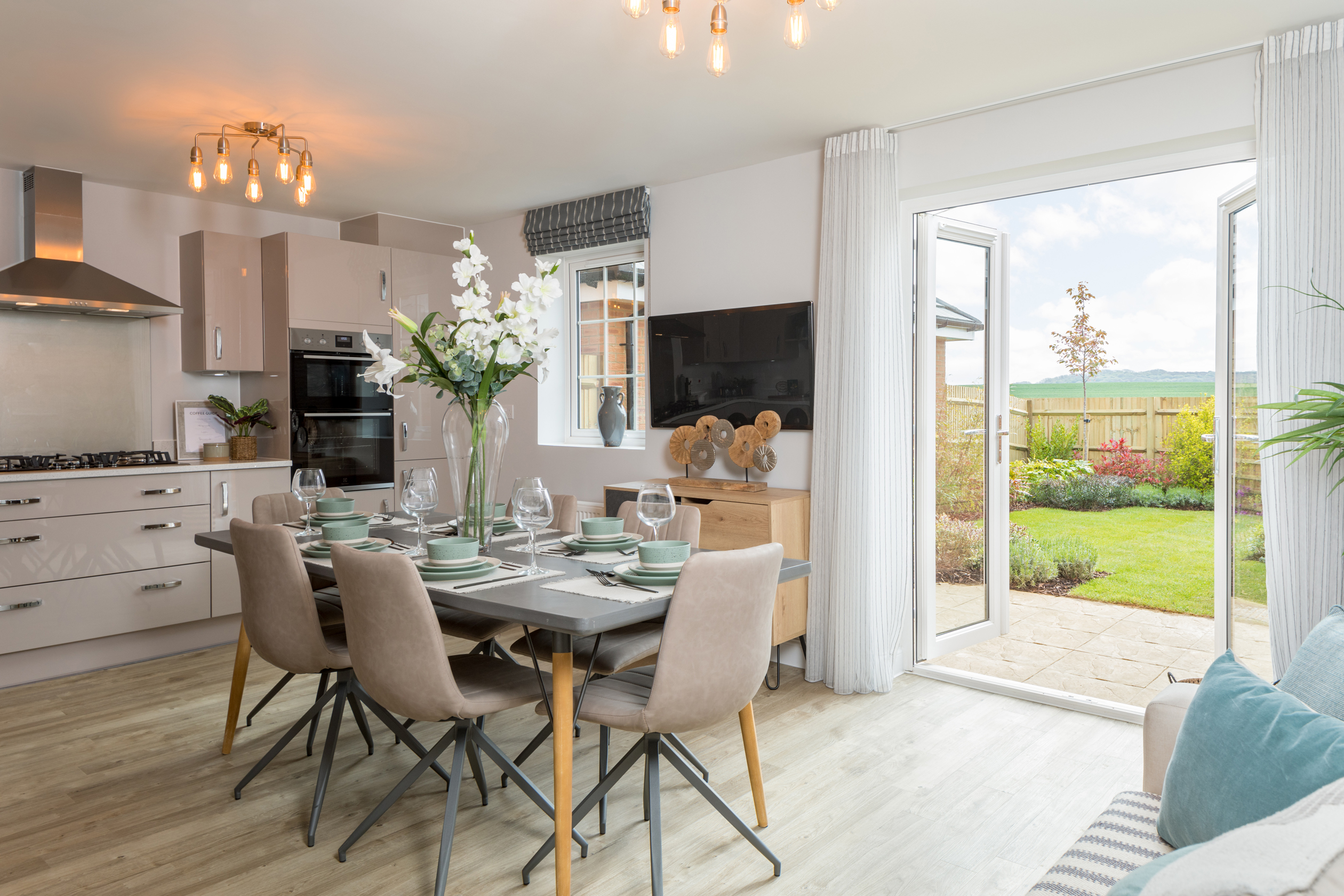 Kitchen and dining room in 4 bed Bayswater