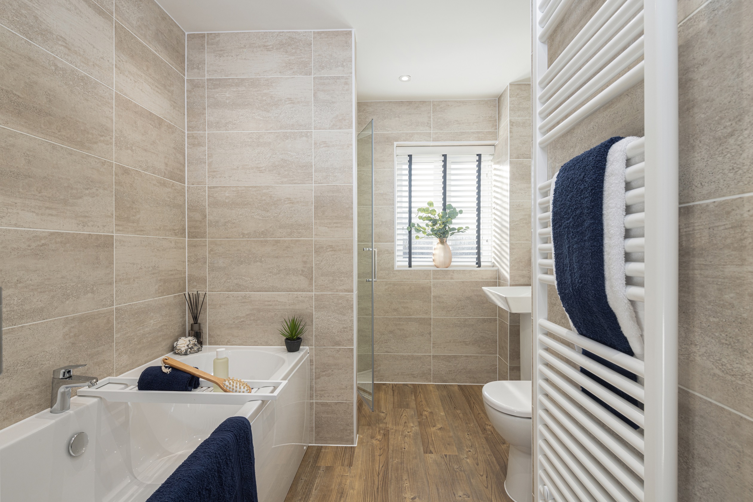 Family bathroom in 4 bed Holden