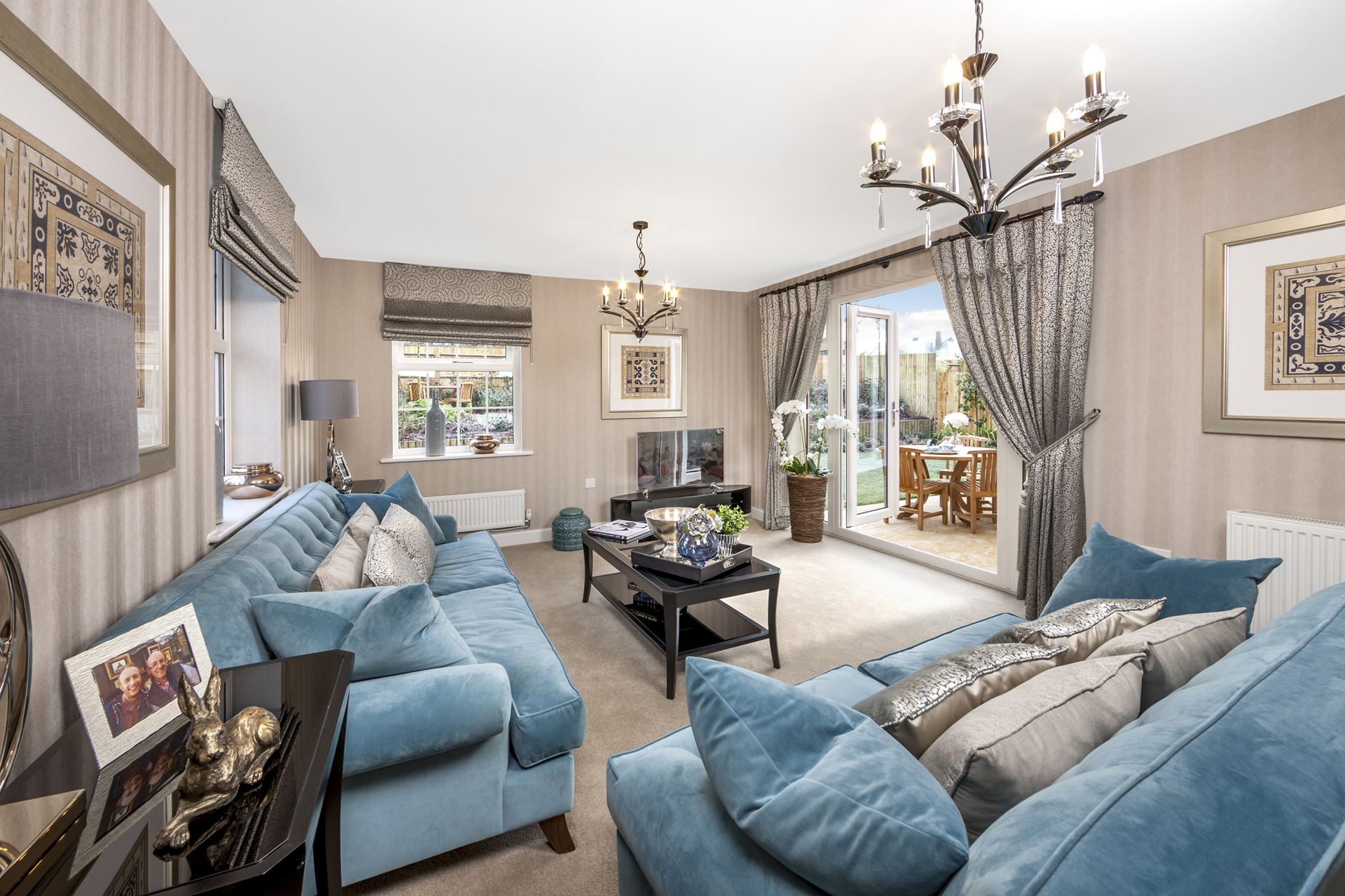 Living room in 4 bed Layton