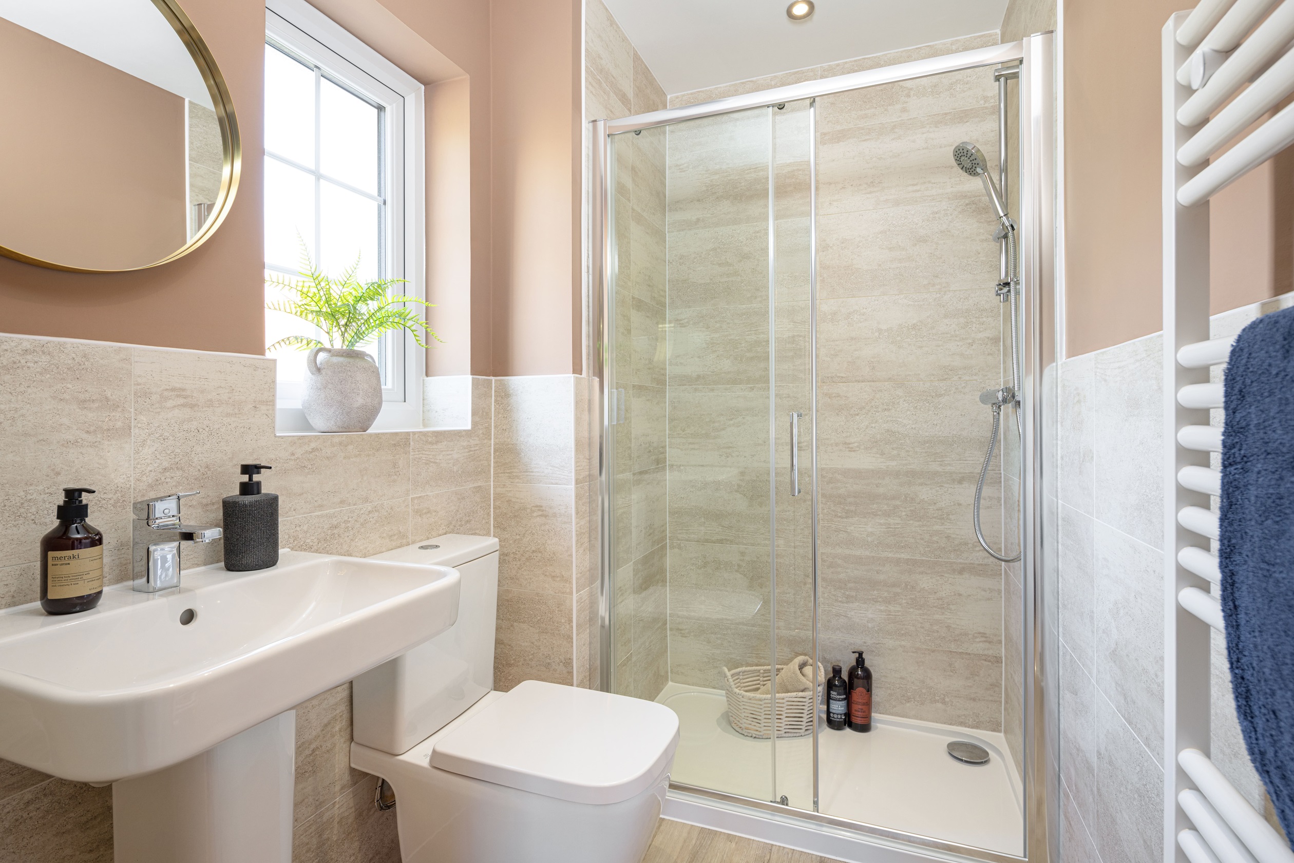 Fairburn en suite main bed