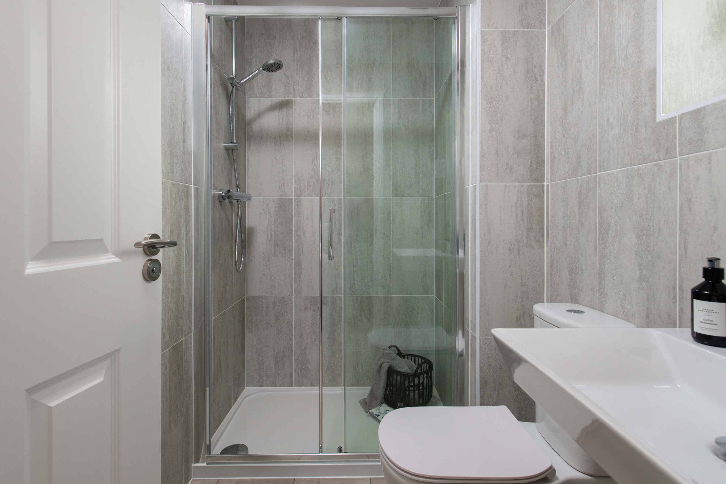 en suite in modern detached home