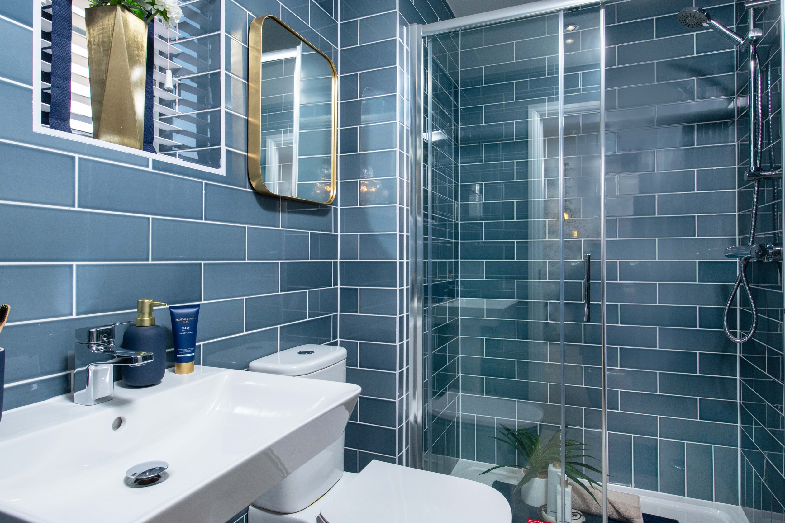 modern en suite to main bedroom