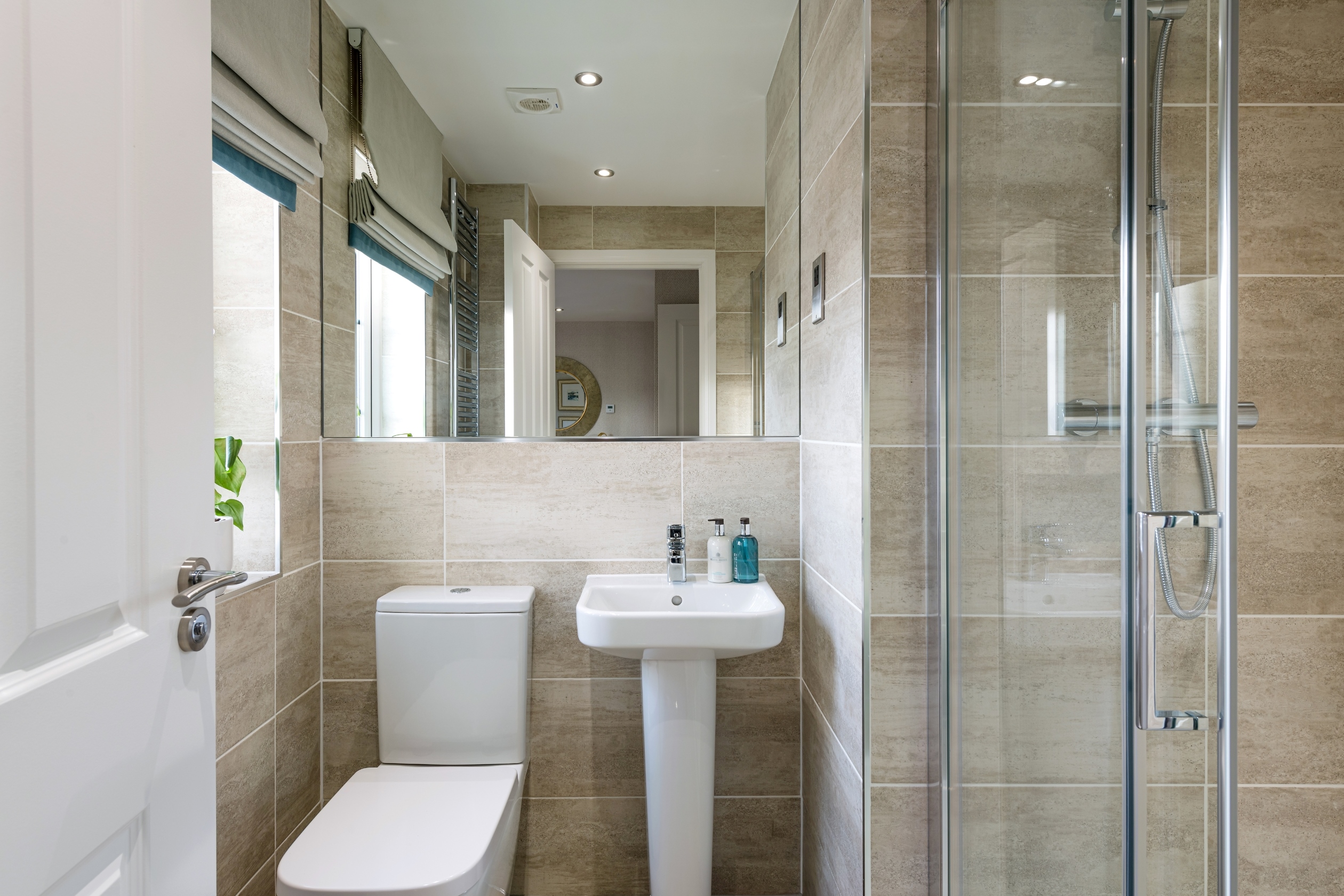 Ensuite to the main bedroom 