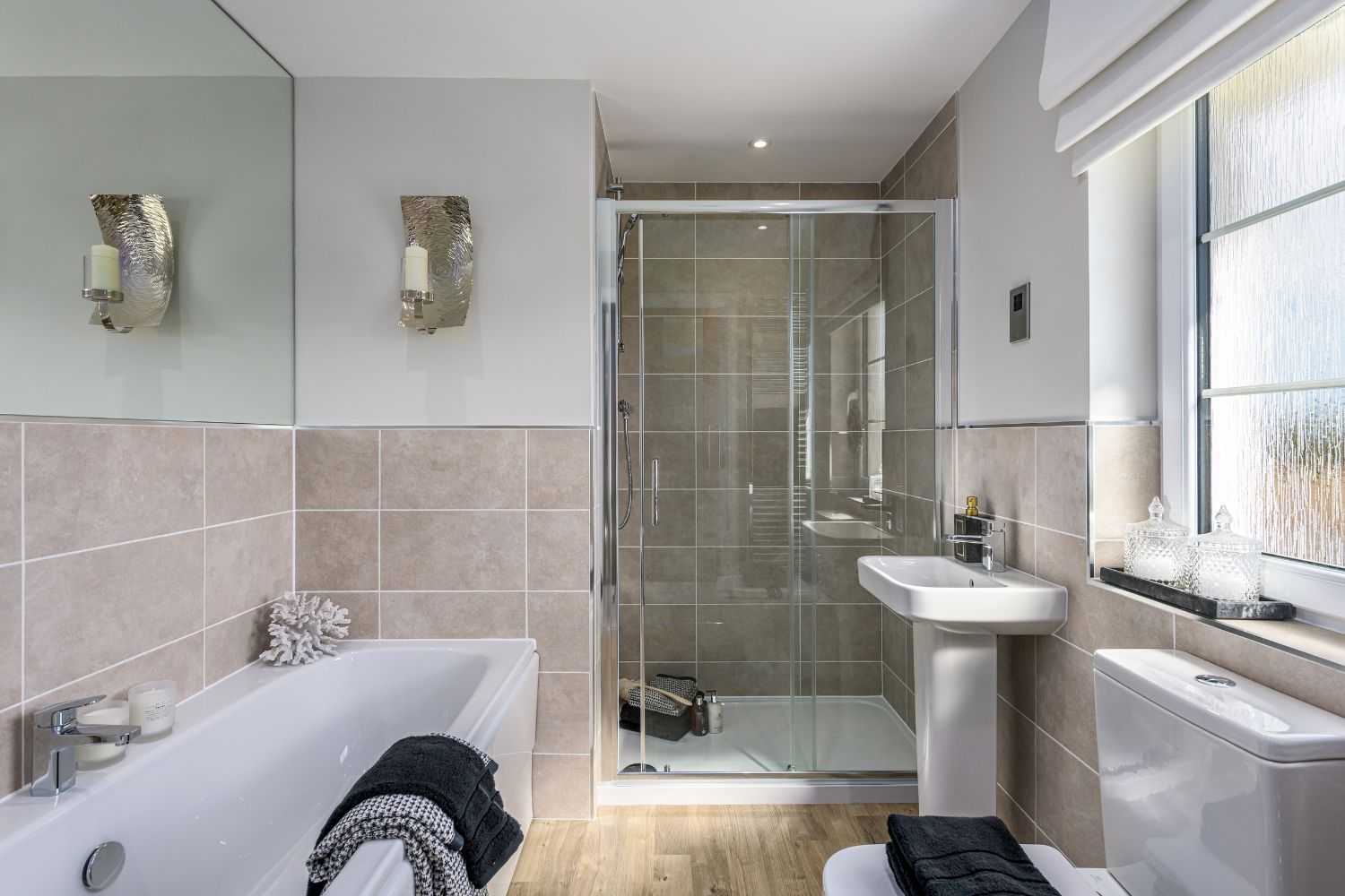 Main en suite in 4 bed Glenbervie home