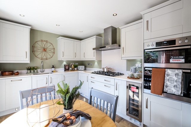 Grey Ashington corner kitchen with table