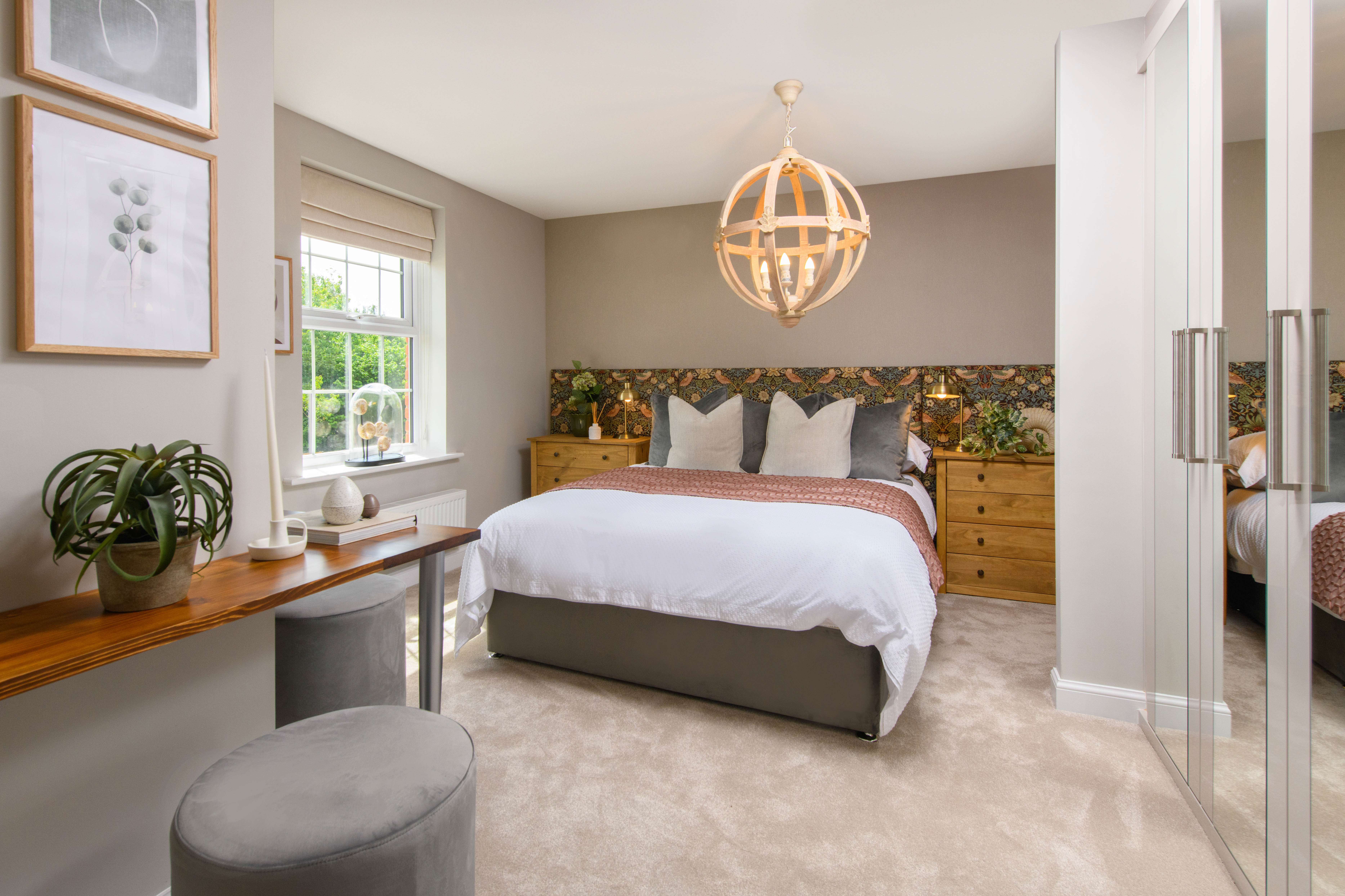 Main bedroom with en suite & built-in storage