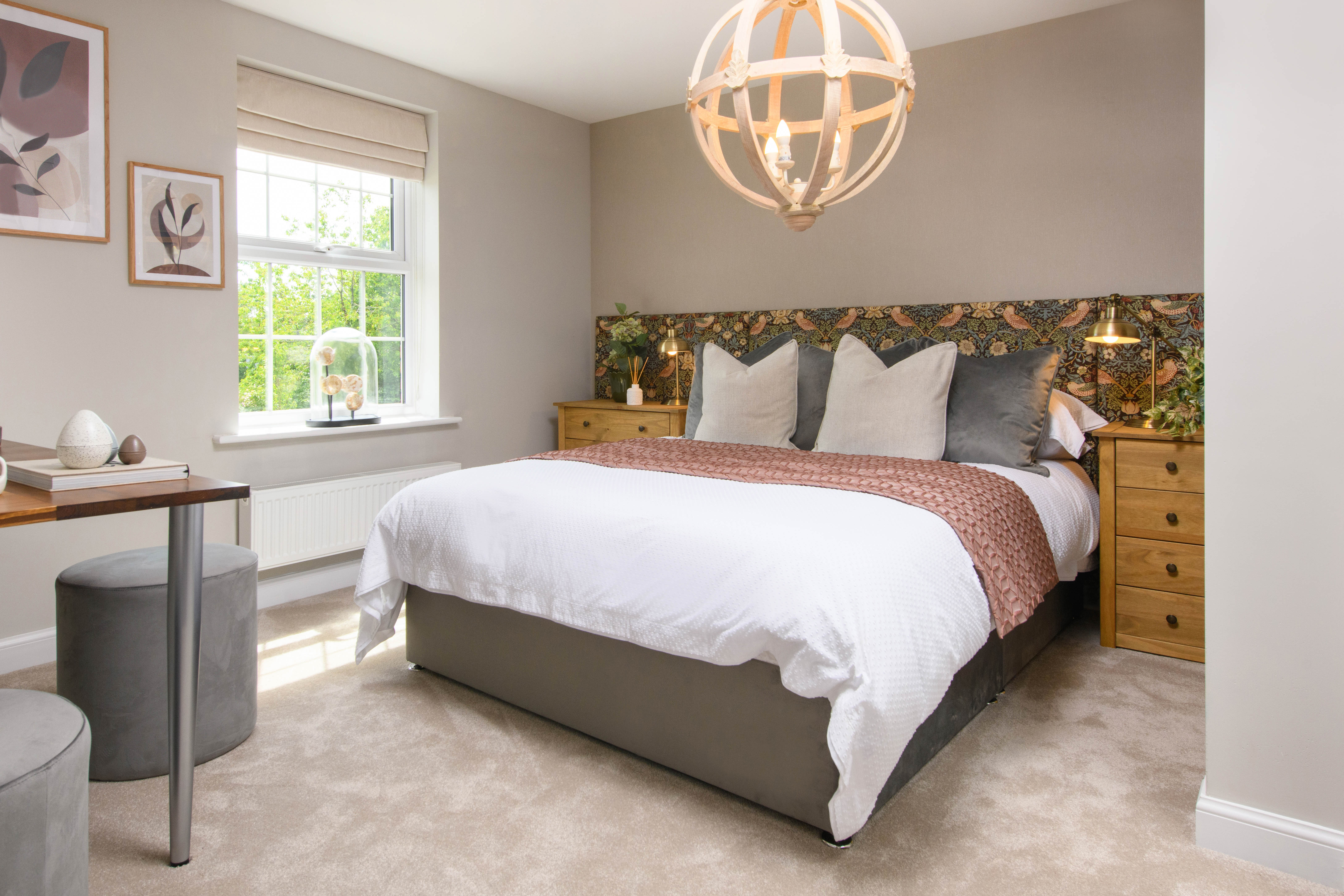 Main bedroom with en suite & built-in storage