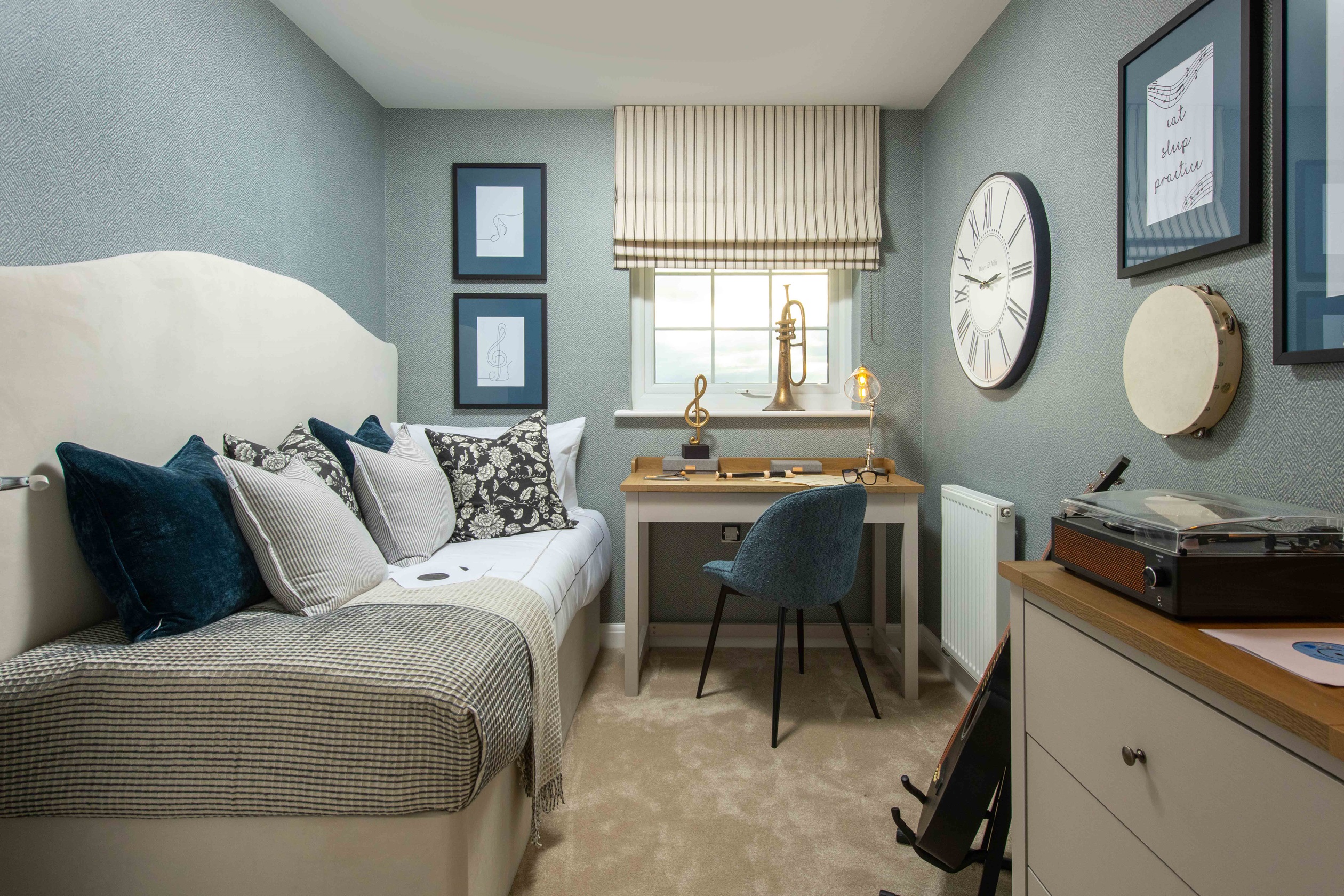 Henley bedroom study
